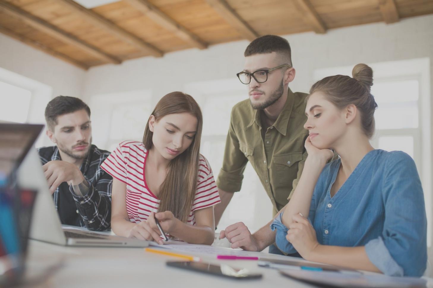 Estudiantes trabajando juntos en planificación financiera